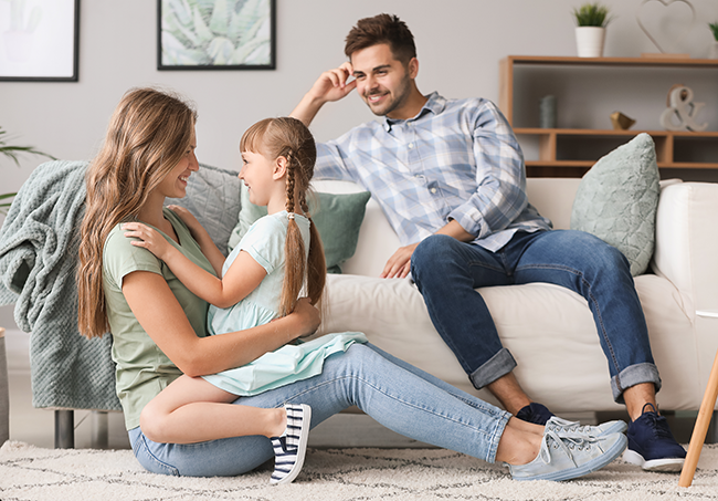 Familie im Wohnzimmer