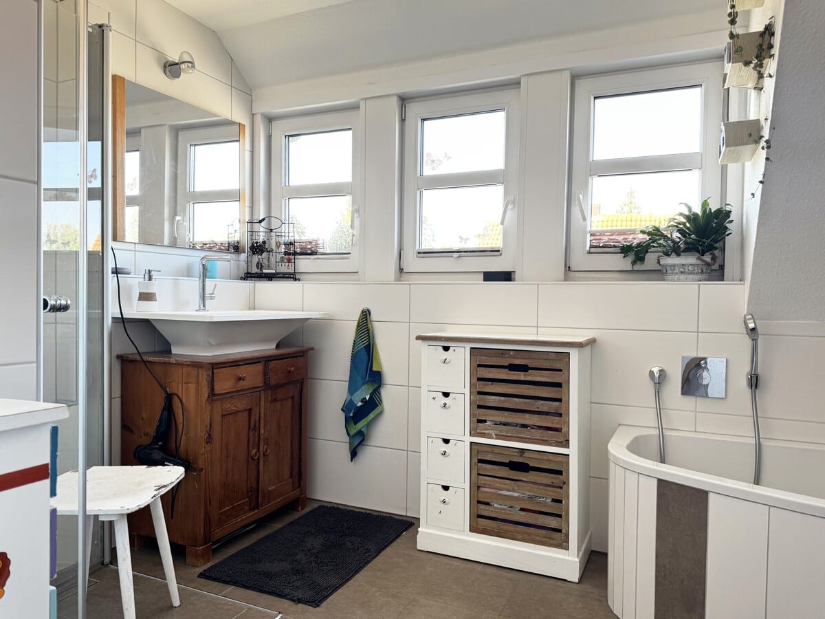 Bild - Kernsaniert & zentral gelegen: Doppelhaushälfte in gefragter Wohnlage von Heukamps Tannen!